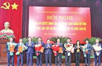 Thường trực Tỉnh ủy Bắc Ninh trao quyết định, tặng hoa chúc mừng lãnh đạo Ban Tuyên giáo và Dân vận Tỉnh ủy.