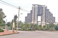 Khách sạn 19 tầng thuộc dự án khu du lịch sinh thái Sài Gòn-Bảo Ninh dang dở, bỏ hoang nhiều năm nay.
