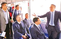 Chủ tịch Ủy ban nhân dân thành phố Hà Nội Trần Sỹ Thanh (ngoài cùng bên phải) trải nghiệm đi xe buýt điện.