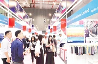 Khách tham quan gian hàng tại triển lãm quốc tế ngành dệt may và công nghệ dệt Việt Nam năm 2025 tại Quận 7. (Ảnh THẾ ANH)
