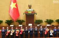 Tổng Bí thư Tô Lâm, Chủ tịch nước Lương Cường, Thủ tướng Phạm Minh Chính, Chủ tịch Quốc hội Trần Thanh Mẫn và các đồng chí lãnh đạo Đảng, Nhà nước tặng hoa các đồng chí được bầu và miễn nhiệm.