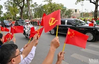 Đoàn xe chở Tổng Bí thư, Chủ tịch Trung Quốc Tập Cận Bình di chuyển trên các tuyến đường trong sự chào đón nồng nhiệt của nhân dân Thủ đô. Đoàn xe chở Tổng Bí thư, Chủ tịch Trung Quốc Tập Cận Bình di chuyển trên các tuyến đường trong sự chào đón nồng nhiệt của nhân dân Thủ đô.