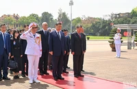 Tổng Bí thư Tô Lâm và Tổng Bí thư, Chủ tịch Trung Quốc Tập Cận Bình cùng các đại biểu thành kính tưởng nhớ Chủ tịch Hồ Chí Minh.