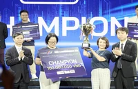 Trao Giải quán quân cho đội BUYO tại Cuộc thi Tìm kiếm tài năng khởi nghiệp sáng tạo Quốc gia năm 2023.
