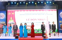 Trường cao đẳng Thương mại và Du lịch Hà Nội đón nhận Huân chương Lao động hạng Ba.