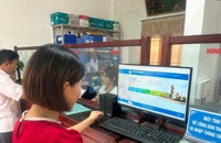 Người dân tra cứu thủ tục hành chính tại bộ phận một cửa xã Xuân Châu, huyện Xuân Trường.