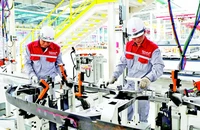 Công nhân sản xuất tại Nhà máy sản xuất Ô-tô Thành Công Việt Hưng, thành phố Hạ Long, tỉnh Quảng Ninh. (Ảnh: QUANG THỌ).