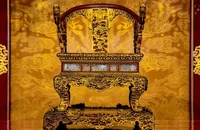 Trung tâm Bảo tồn di tích cố đô Huế đã đưa ngai vua triều Nguyễn về kho bảo quản, đồng thời trưng bày bản phục chế để tiếp tục phục vụ du khách. (Ảnh: CÔNG HẬU-XUÂN HIẾU)