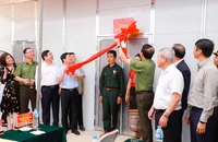 Bàn giao tình nghĩa mẫu cho hộ nghèo ở bản Văng Môn (Tam Hợp).