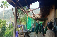 Đồn Biên phòng Mỹ Lý huy động lực lượng xuống địa bàn phối hợp người dân lợp lại mái nhà do giông lốc và mưa đá gây ra.