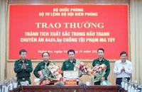 Thiếu tướng Nguyễn Văn Thiện, Phó Tư lệnh Bộ đội Biên phòng và Phó Chủ tịch Ủy ban nhân dân tỉnh Nghệ An Lê Hồng Vinh trao Bằng khen cho các đơn vị có thành tích xuất sắc trong đấu tranh Chuyên án A424.5p.