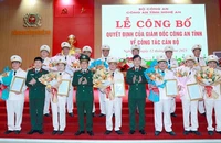 Lãnh đạo Công an tỉnh trao quyết định, chúc mừng các đồng chí nghỉ công tác trước hạn tuổi phục vụ cao nhất trong Công an nhân dân. (Ảnh: Trọng Tuấn)