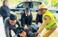 Cảnh sát giao thông Nghệ An đưa người đột quỵ trên đường đến bệnh viện Hữu nghị Đa khoa Nghệ An cấp cứu kịp thời.