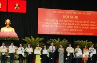 Tặng Bằng khen của Ban Thường vụ Thành ủy TP Hồ Chí Minh cho các cá nhân có thành tích xuất sắc trong thực hiện Nghị quyết số 23