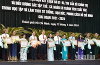 Biểu dương các cá nhân đã có thành tích xuất sắc trong học tập và làm theo tư tưởng, đạo đức, phong cách Hồ Chí Minh.