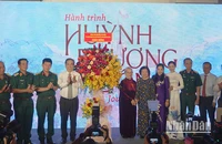 Các đại biểu chụp ảnh lưu niệm với gia đình cố họa sĩ Huỳnh Phương Đông.