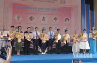 Ra mắt đại sứ văn hóa đọc Thành phố Hồ Chí Minh nhiệm kỳ 2024-2025 trong lễ khai mạc Ngày Sách và Văn hóa đọc Việt Nam lần 3 tại Thành phố Hồ Chí Minh. (Ảnh: Mạnh Hảo)