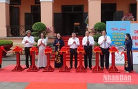 Các đại biểu thực hiện nghi thức cắt băng khai mạc trưng bày 2 chuyên đề. (Ảnh: M.H)