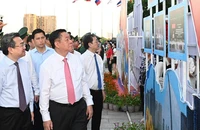 Các đại biểu tham quan triển lãm. (Ảnh: Quốc Thanh)