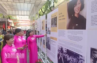 Triển lãm giới thiệu hình ảnh người phụ nữ Việt Nam có nụ cười dịu dàng nhưng rất kiên cường trong kháng chiến. (Ảnh M.H).