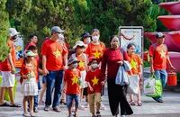Du khách mặc trang phục cờ đỏ sao vàng có cơ hội được miễn phí vé vào cổng Suối Tiên trong ngày 30/4. (Ảnh: ST)