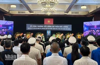 Nhiều đoàn, người dân đến viếng Nguyên Chủ tịch nước Trần Đức Lương tại Hội trường Thống Nhất, Thành phố Hồ Chí Minh (Ảnh: THÊ ANH).