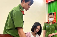 Ngọc Trinh tại cơ quan công an. (Ảnh: Công an cung cấp)
