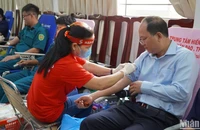 Phó Bí thư Thường trực Thành ủy Thành phố Hồ Chí Minh Nguyễn Hồ Hải tham gia hiến máu tại chương trình.