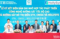 Đại diện UTH , CREGC và HollySys tổ chức ký thỏa thuận hợp tác về đào tạo, nghiên cứu khoa học và chuyển giao công nghệ đường sắt tốc độ cao và đường sắt đô thị.