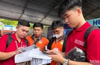 Các sinh viên tìm hiểu thông tin các doanh nghiệp tham gia tuyển dụng.