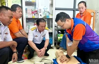 Bác sĩ Nguyễn Duy Long, Giám đốc Trung tâm cấp cứu Thành phố Hồ Chí Minh hướng dẫn quân y đảo Hòn Khoai phương pháp sơ cấp cứu.