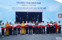 Các đại biểu cắt băng khánh thành Trung tâm Báo chí phục vụ công tác tuyên truyền Đại lễ Vesak 2025.