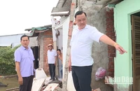 Bí thư Thị ủy Giá Rai Huỳnh Công Quân đến hiện trường kiểm tra, chỉ đạo khắc phục vụ hậu quả sạt lở.