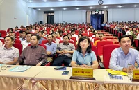 Lãnh đạo tỉnh Bạc Liêu và các đại biểu dự hội thảo về chuyển đổi số trong các trường học. Ảnh: TRỌNG DUY.