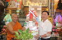 Đồng chí Huỳnh Hữu Trí, Thường vụ Tỉnh ủy, Phó Chủ tịch Thường trực Ủy ban nhân dân tỉnh Bạc Liêu tặng quà hòa thượng Tăng Sa Vong, Phó Chủ tịch Hội Đoàn kết sư sãi yêu nước tỉnh Bạc Liêu. Ảnh: HT