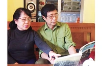Cựu chiến binh Dương Quang Lựa cùng vợ ôn lại ký ức chiến trường.