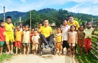 Anh Tài và các em nhỏ vùng cao trong chuyến thiện nguyện năm 2020.