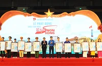 Trao tặng bản đồ Việt Nam cho đại diện các lực lượng trong Lễ phát động.