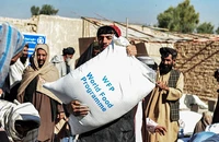 Người dân Afghanistan nhận viện trợ thực phẩm tại tỉnh Kandahar. Ảnh: AFP