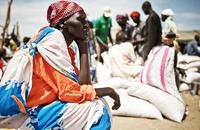Một người dân Nam Sudan đang chờ nhận cứu trợ thực phẩm. Ảnh: OXFAM