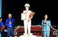 Thượng úy Nguyễn Thị Ánh Nguyệt trong lễ tuyên dương đảng viên trẻ tiêu biểu của tỉnh Quảng Nam.