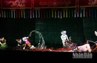 Biểu diễn múa rối nước. (Ảnh: THANH THỂ)