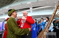 Người Nga ấn tượng với gian hàng Việt Nam. (Ảnh: THANH THỂ)