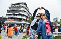 [Ảnh] Hàng nghìn người ghé thăm tòa nhà &quot;Hàm cá mập&quot; chụp ảnh trước khi bị tháo dỡ
