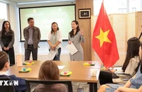 Cô giáo Nguyễn Phương Chung, giảng viên Khoa Ngôn ngữ, Đại học Columbia (bên phải) phát biểu tại buổi khai giảng lớp học. (Ảnh: Lê Hoàng/Mỹ)