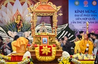 [Ảnh] Dòng người xếp hàng chờ chiêm bái xá lợi Đức Phật 