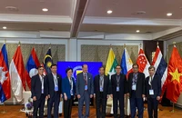 Chủ tịch và 2 Phó Chủ tịch Hội Cựu Chiến binh Philippines đón đoàn đại biểu Hội Cựu Chiến binh Việt Nam.