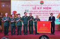 Đại diện Ủy ban Trung ương Mặt trận Tổ quốc Việt Nam trao tặng Hội Trường Sơn Việt Nam bức trướng "Đoàn kết-Truyền thống-Nghĩa tình- Phát triển", nhân ngày truyền thống. Ảnh: TRỌNG ĐỨC
