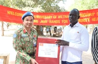 Đại diện Bệnh viện dã chiến cấp 2 số 6 của Việt Nam trao quà tặng Bệnh viện Bentiu, Nam Sudan. (Ảnh: TIẾN HƯNG)