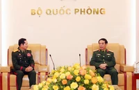 Đại tướng Phan Văn Giang, Ủy viên Bộ Chính trị, Phó Bí thư Quân ủy Trung ương, Bộ trưởng Quốc phòng tiếp Trung tướng Saichay Kommasith, Thứ trưởng Quốc phòng, Tổng Tham mưu trưởng Quân đội nhân dân Lào.